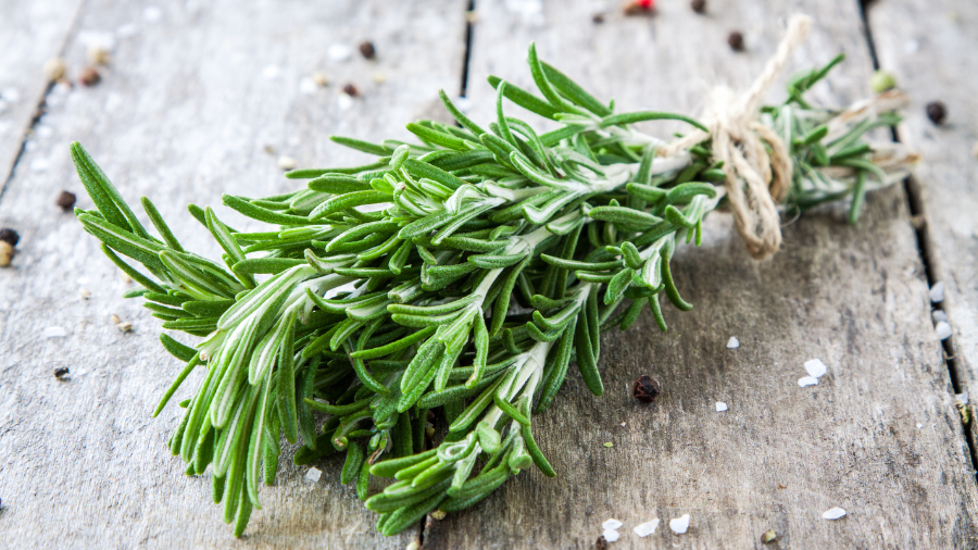 The 5 Benefits of Rosemary Essential Oil for Dry Skin
